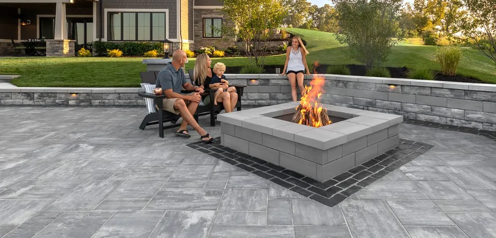 Beacon-Hill-Smooth_Pool-Decks_Granite-Blend_Fire-Water-Features_4850-1300x624.webp