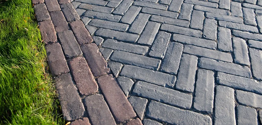 Copthorne_patio_Basalt_GreenAce-1300x624.webp