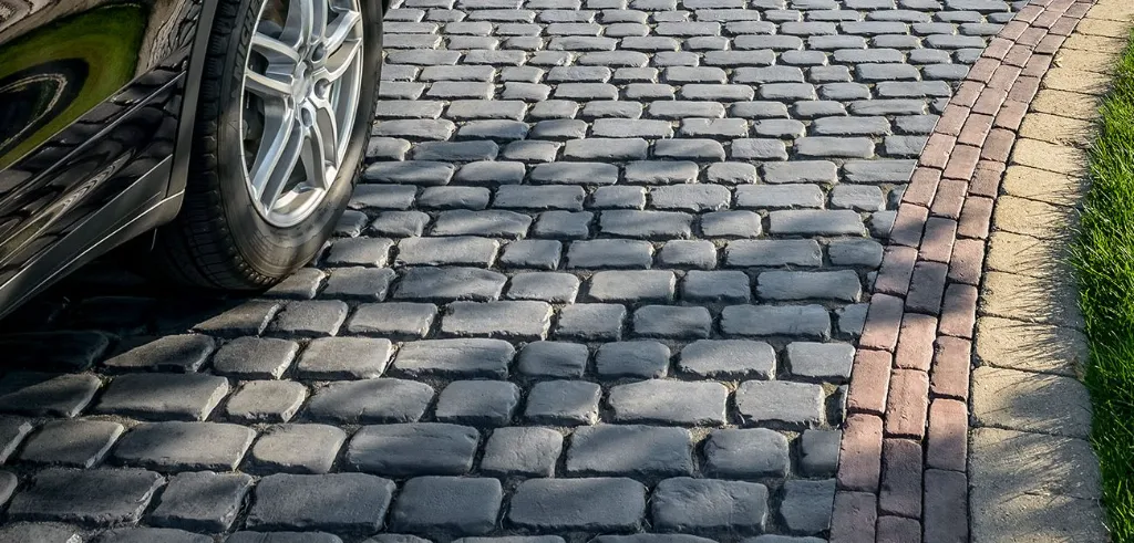 Courtstone_Driveway_Basalt_Closeup-1300x624.webp